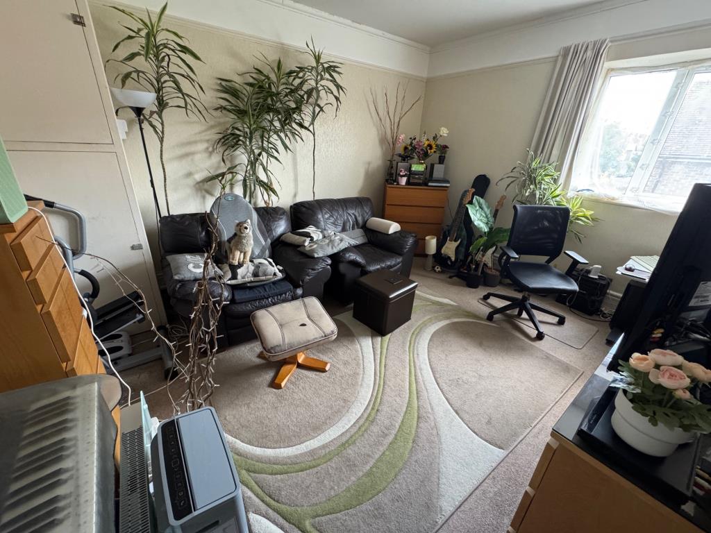 Lot: 97 - FREEHOLD BLOCK OF NINE FLATS PART INVESTMENT / PART VACANT IN WEST END OF FOLKESTONE - Flat C1 bedroom